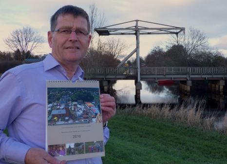 Den neuen Kalender präsentiert Klaus Dumrath vor der Staaßens - Brücke in Augustfehn