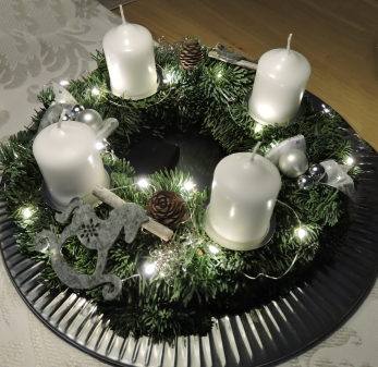 Der Adventskranz, er darf in der Weihnachts-Dekoration auf keinen Fall fehlen,