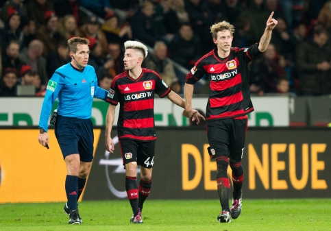 Kampl (Mitte) hat die Bürste auf dem Kopf, Kießling (rechts) die Punkte im Sack. Bild: DPA