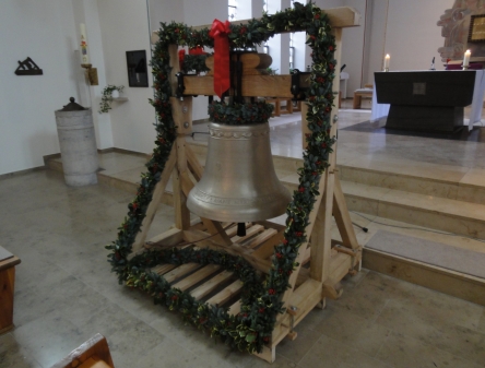 Die neue Glocke direkt vor ihrer Weihe. Gewicht: 370 kg.