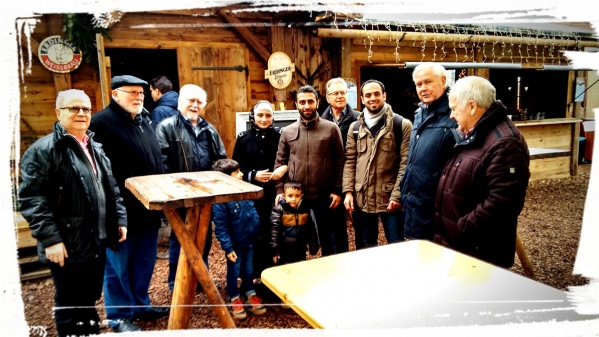 von links: Siegbert Martin, Wolfgang Pahmeier, Prof. Dr. Michael Albani, Erich Hartung, Lüder Kempermann, Klaus Wolf mit einer Familie aus Syrien.