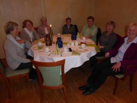 Vorstandsdamen am runden Tischnv.li. A.Waßmann,K.Becker,A.Büsselmann,H.Lebens,L.Kramer,F.Reiners,. nA.Lienland