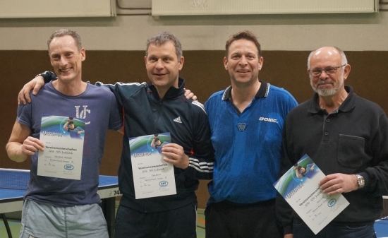 Von links: Vereinsmeister Thomas Siemer, Dirk Bruns (zweiter), Eric Bruns (Abteilungsleiter) und Josef Veit (dritter) --- © SSVTT