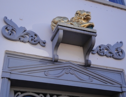 Der goldene Löwe über der Haustür von Haus Averdam.