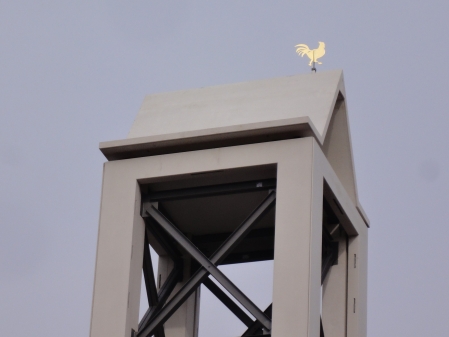 Schon am Donnerstagnachmittag saß auch der goldene Wetterhahn oben auf dem Turmdach. Hier eine Aufnahme von Freitag, dem 4.3.2016.