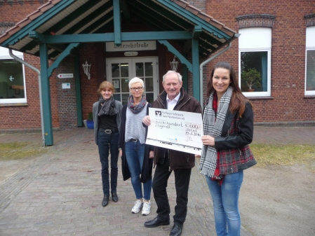Den Scheck über € 600 hat Gerold Wilksen, Vorsitzender des TuS Zetel, zusammen mit Anette Döring-Schulte und Heike Stapleton (links ) an Marina Proksch-Park übergeben.