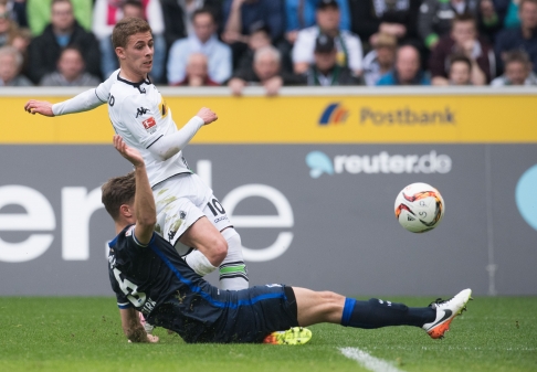 Thorgan Hazard überwindet Niklas Stark von Hertha BSC. Das 5:0 war sein Spiel. Bild: DPA