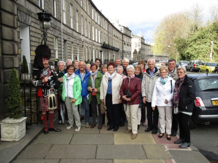 Empfang vor dem Royal Scots Club zum schottischen Abend