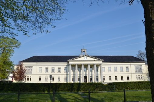 PFL, das Gebäude beheimatet eine umfangreiche Bibliothek