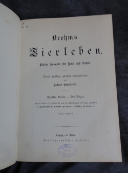 Titelblatt dieser Ausgabe von Brehms Tierleben, oben links ist die  Inventarnummer der Schulbibliothek vermerkt, unten befindet sich der Stempel der Knabenschule Varel. 