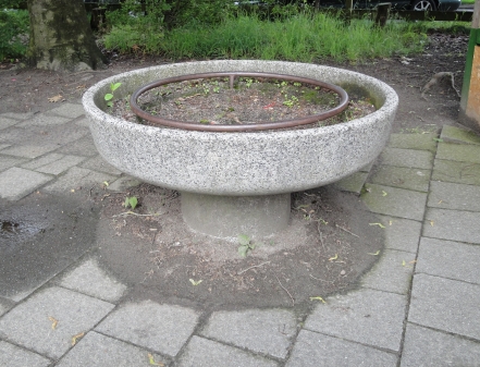 Trinkwasserbrunnen auf dem Hof der Hössenschule (entstanden um 1952).