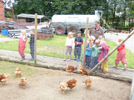Kindergarten zu Besuch auf dem Bauernhof