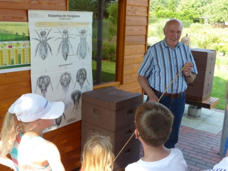 Imker Alfred Meyer erzählte den Kindern anschaulichdie Welt der Bienen.