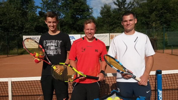 Die Neutrainer Luca Klaproth (links) und Jochen Schreiber (rechts) mit Mark Gröber