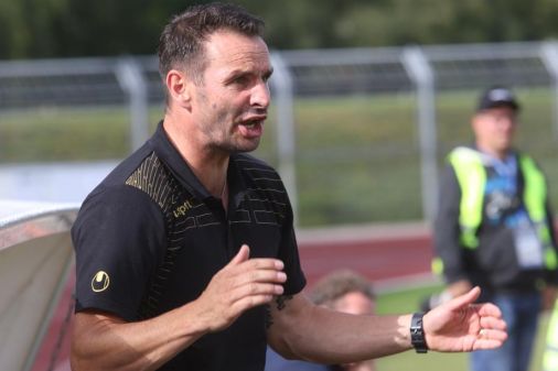Auf geht's, Jungs! VfB-Trainer Dietmar Hirsch motiviert von der Seitenlinie aus. Bild: NWZ-Archiv