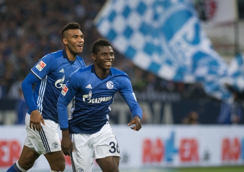 Torschützen unter sich: Eric-Maxim Choupo-Moting (links) und Breel Embolo schießen Schalke aus der 0-Punkte-Krise. (Bild: DPA)