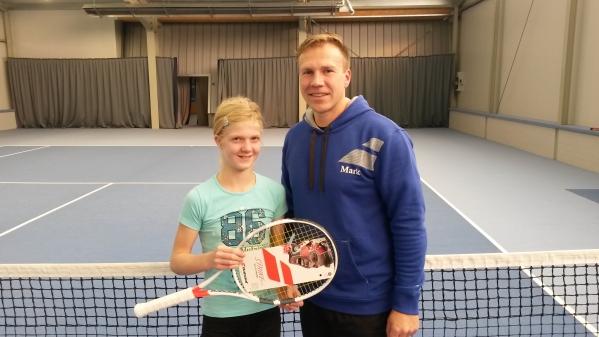 Alana Hörster mit neuem Tennisschläger und Trainer Mark Gröber