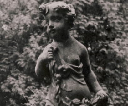 Die Putte im Garten Ulken, früher Averdam. Aufnahme von Fritz Büsing am 20.8.1952. Bild: Stadtarchiv Westerstede (Ausschnitt).
