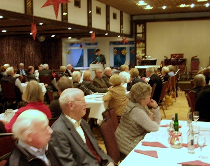 Pastor Rathjen bei seinem Referat.