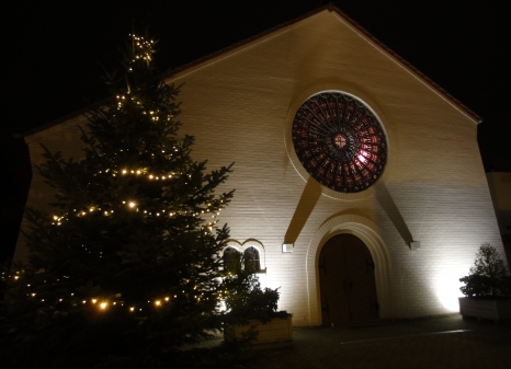 Die Westersteder Herz-Jesu-Kirche in diesen Tagen mit Weihnachtsbaum.