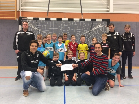 Fußballer des VfL Edewecht unterstützen benachteiligte Kinder 