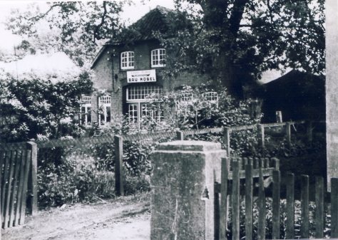 Das Haus Kuhlenstraße Nr. 20 im Jahr 1954 – also etwa 5 Jahre nach Ende der Holzschuhfabik. Über dem Eingang befindet sich das Firmenschild der Tischlerei von Gustav Rickels (