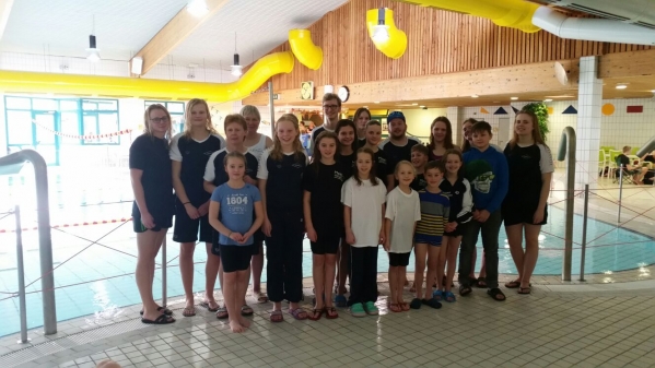 Schwimmer, Schwimmerinnen und Betreuer des Edewechter Schwimmvereins