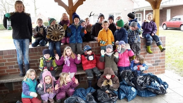 Die Kinder des Kindergartens Pusteblume 2016 mit Unterstützung Einiger der Jugendgruppe des OBV Godensholt e.V.