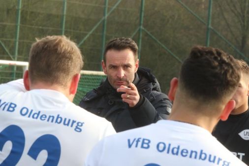 Trainer Dietmar Hirsch möchte mit seinen Jungs den ersten Heimsieg seit fast vier Monaten einfahren. Bild: NWZ