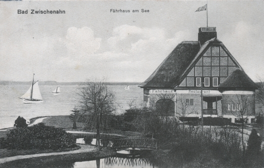 Postkarte mit dem Fährhaus am See vor 1917.
