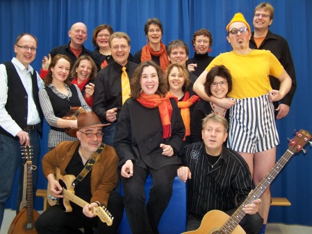 Gemeinschaftsfoto aller Künstler des 1. Edewechter Kleinkunstabends