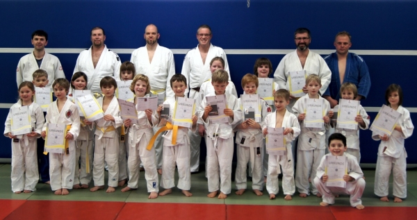 Judoka der Eltern-Kind-Gruppe absolvieren Gürtelprüfungen