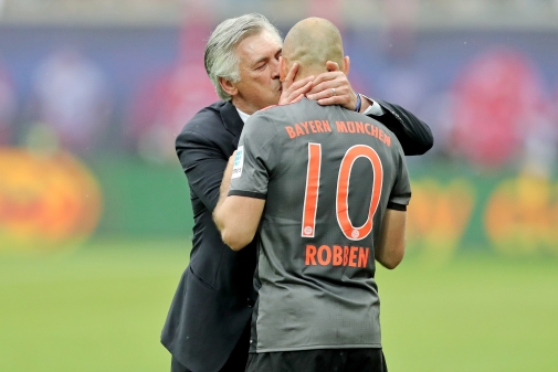 Trainer Carlo Ancelotti herzt den Siegtorschützen, Arjen Robben. Bild: DPA