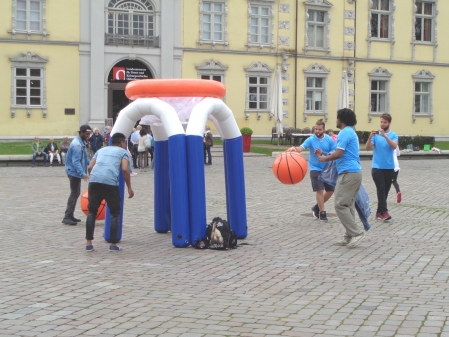 Riesenbasketball mit REWIS