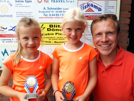 Staffelsieger im Kleinfeld und Landespokalteilnehmerinnen Lilly Gröber, Anna Haskamp mit Trainer Mark Gröber