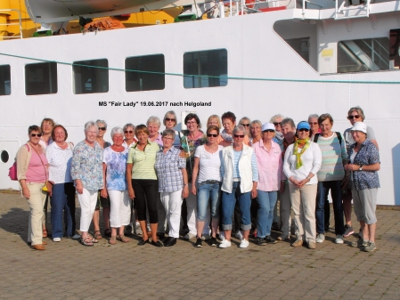 Gruppenfoto vor dem Fährschiffn