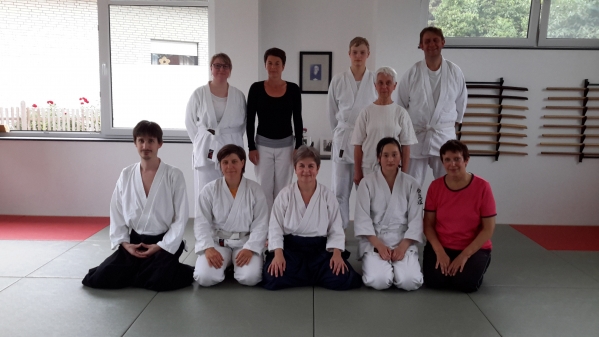 Aikido Anfängerinnen bestehen 1. Prüfung