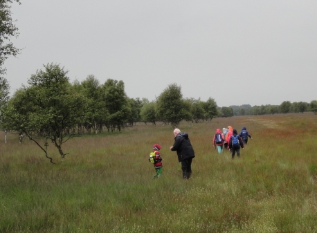 Für die jüngeren Schulkinder gab es im Rahmen der Ferienpassaktion einen geführten Spaziergang ins Stapeler Moor (Juli 2017).