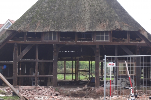 Das Fachwerkhaus der einstigen Bau- und Möbeltischlerei Siems während des Abbruchs, Bild vom 28.9.2017