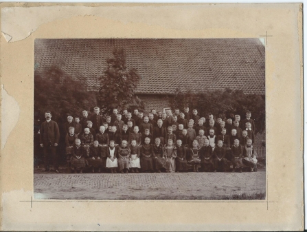 Die Schüler der Dorfschule Linswege mit Lehrer Meinen im Jahr 1909 vor dem Schulgebäude. Dieser Abzug war wohl ehemals im Besitz der Familie Rickels in Goelriehenfeld. Er ist auf ein Stück Karton aufgeklebt. Es sind Stiftmarkierungen zu erkennen.