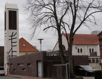 Das katholische Pfarrzentrum in der Westersteder Gartenstraße: ganz rechts die Herz Jesu-Kirche, vorne rechts vom neuen Glockenturm steht das Pfarrrheim, wo sich auch das Wahllokal befinden wird. In dem gelben Gebäude, das rechts hinter dem Glockenturm zu erkennen ist, sind das Pfarrbüro und die Pfarrerwohnung untergebracht.