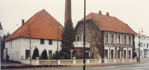 2012 abgebrochene Kornbrennerei von ca. 1824, sowie Haus. Aufnahme um 1993. Eigene Aufnahme