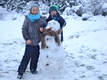Enna und Jonte Oeltjenbruns hatten einen Schneemann gebaut