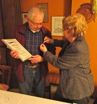 Helmut Hinrichs erhält die Spieker-Ehrennadel