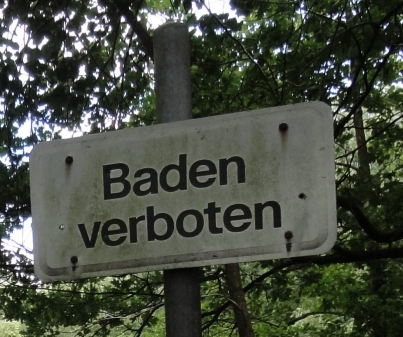 „Baden verboten“. Aufnahme vom 7.7.2016. Bild: Rickels.