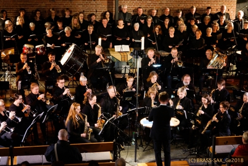 50-köpfige Blasorchester spielt  sinfonische Blasmusik
