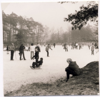 Winterfreuden auf dem Möhlenbült um 1965. Bild Stadtarchiv Westerstede/Büsing