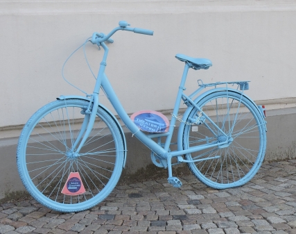 Mit diesem blauen Fahrrad, das irgendwie auch zum Meer paßt, man kann damit in Oldenburg unterwegs sein, oder auch......zum Meer fahren?