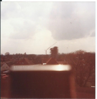 Nicht so ganz gelungenes Foto mit interessanten Details: Ausblick aus luftiger Höhe auf Westerstede im Jahr 1979.