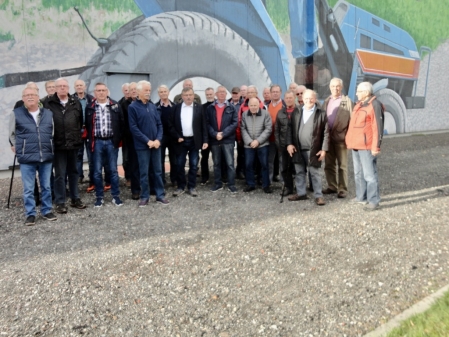 Herrenrunde vor den Hallen  - Lager 3000